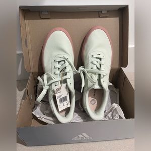 NEW Womens 9 Adidas skater shoes